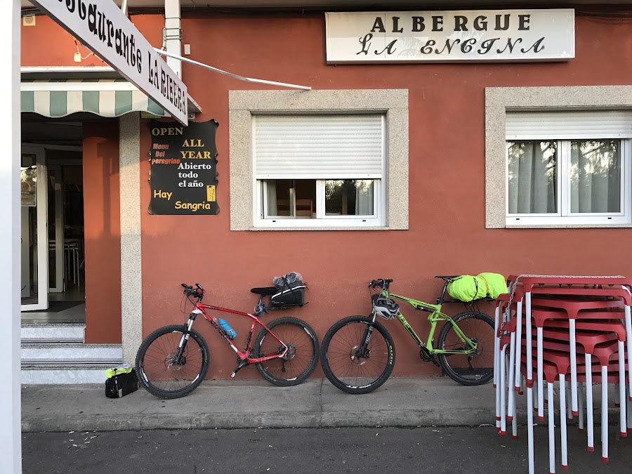Restaurante la Ribera y Albergue la Encina